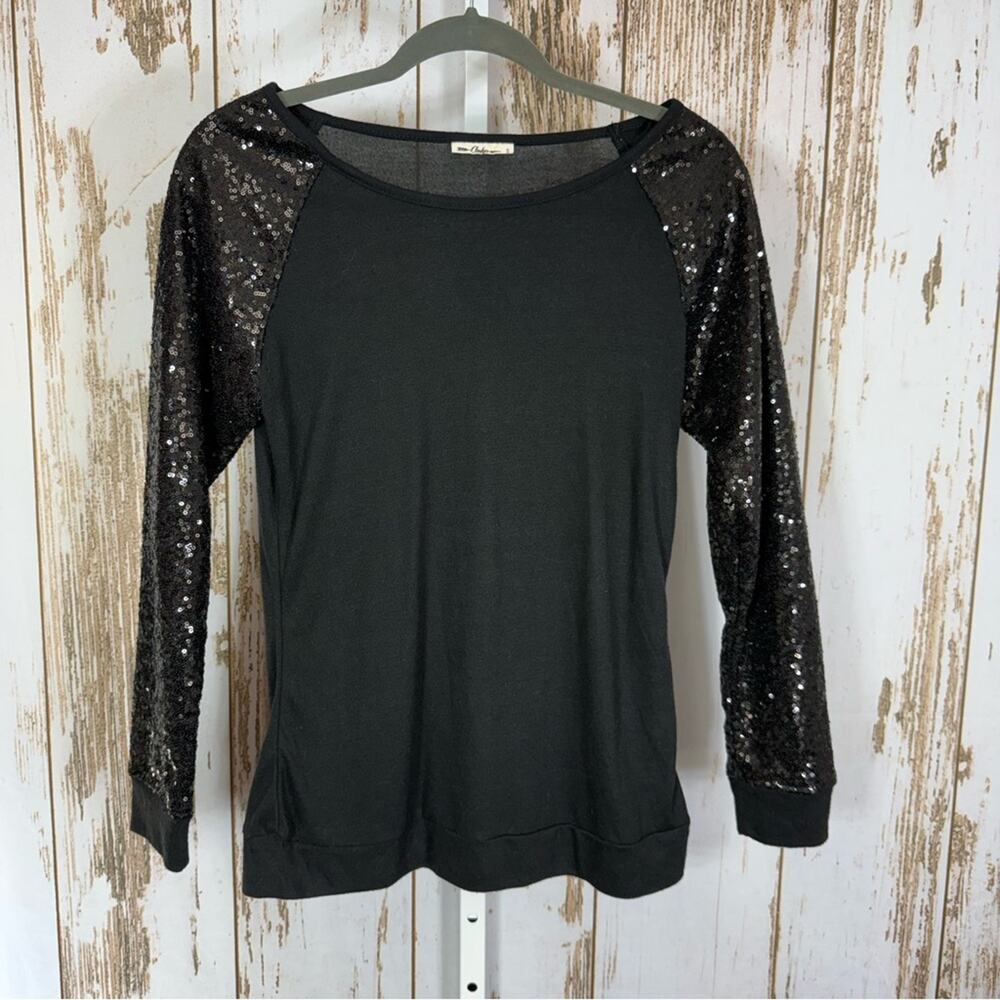 Cheekys, Chic Black Sequin Sleeve Raglan Top. Size Small. Excellent condition!